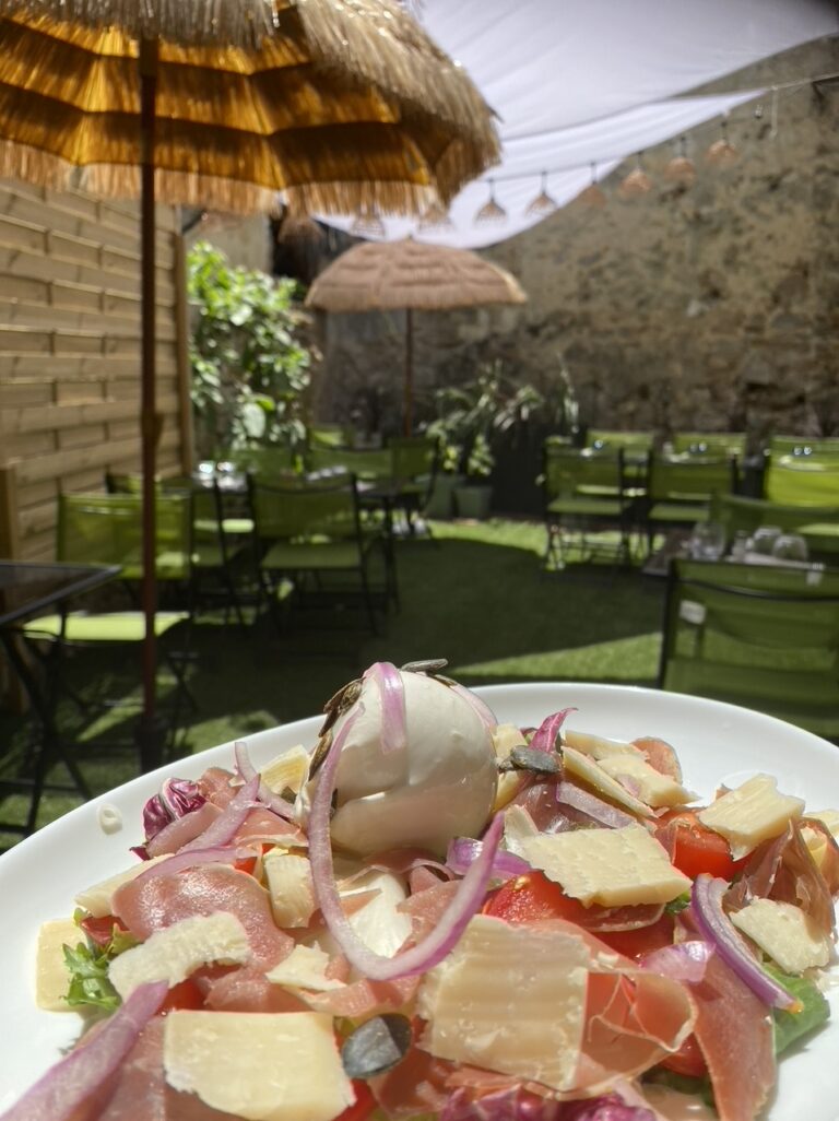 Dégustation d'une salade en terrasse .